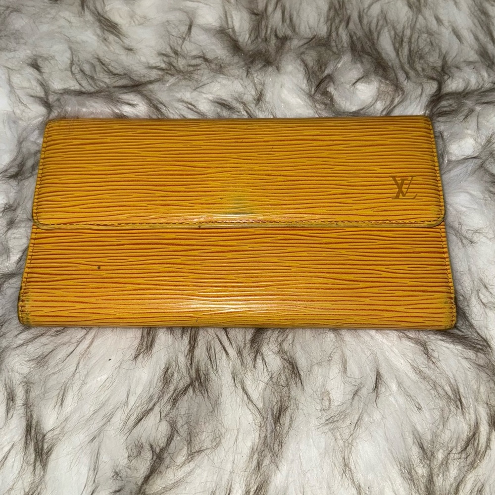Louis Vuitton Yellow Women's Wallet CA0925